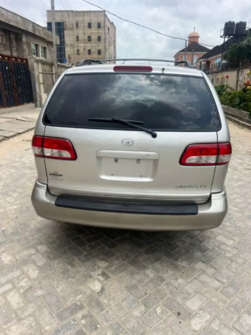 Toyota Sienna   - 2001