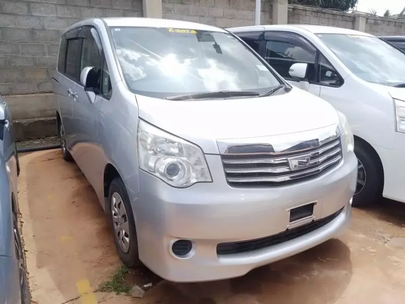 Toyota Noah   - 2012