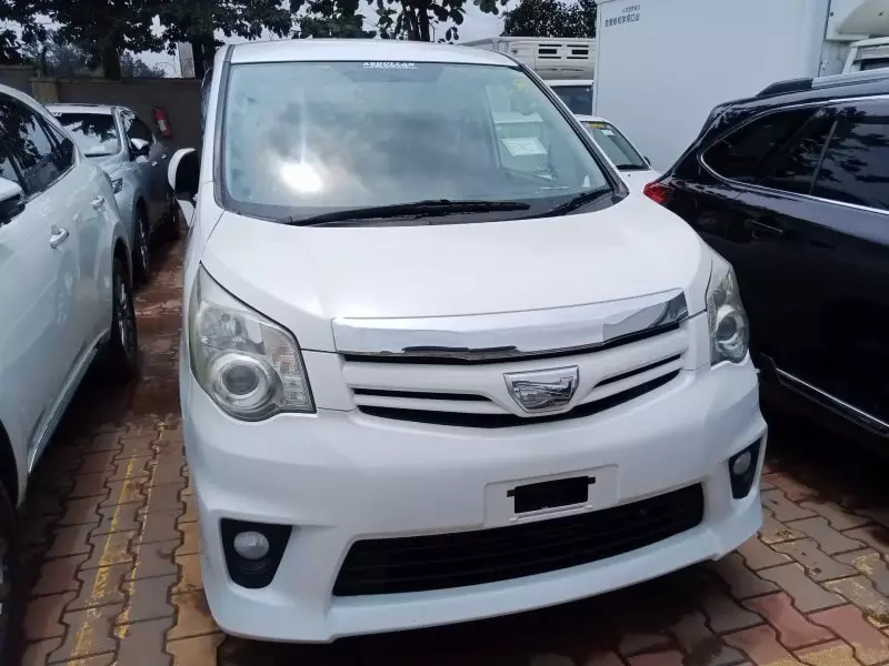 Toyota Noah   - 2011