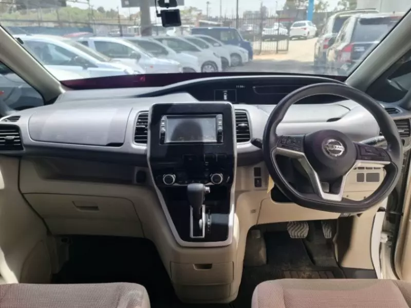 Nissan Serena   - 2018