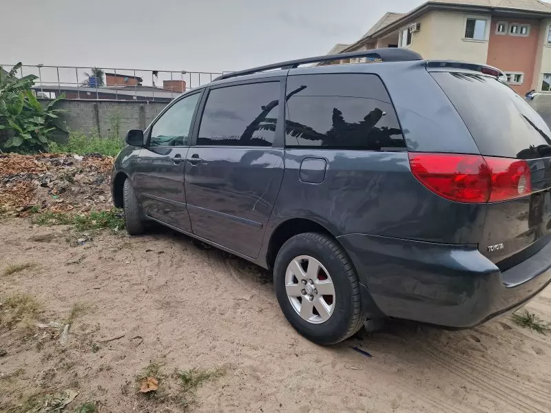 Toyota Sienna   - 2009