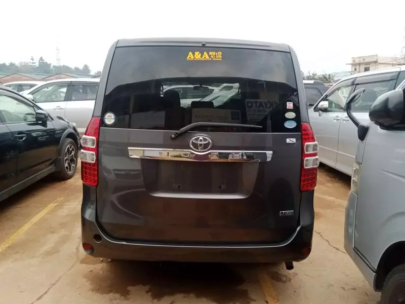 Toyota Noah   - 2011
