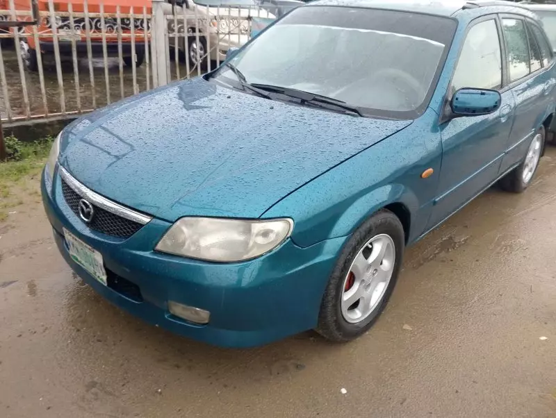 Mazda 323   - 2000