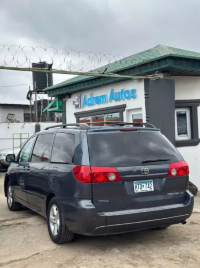 Toyota Sienna   - 2006