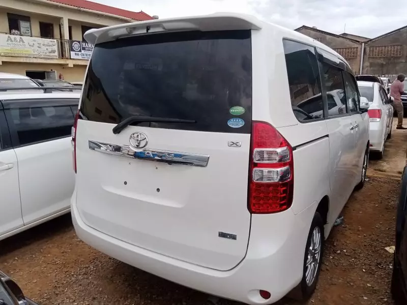 Toyota Noah   - 2012