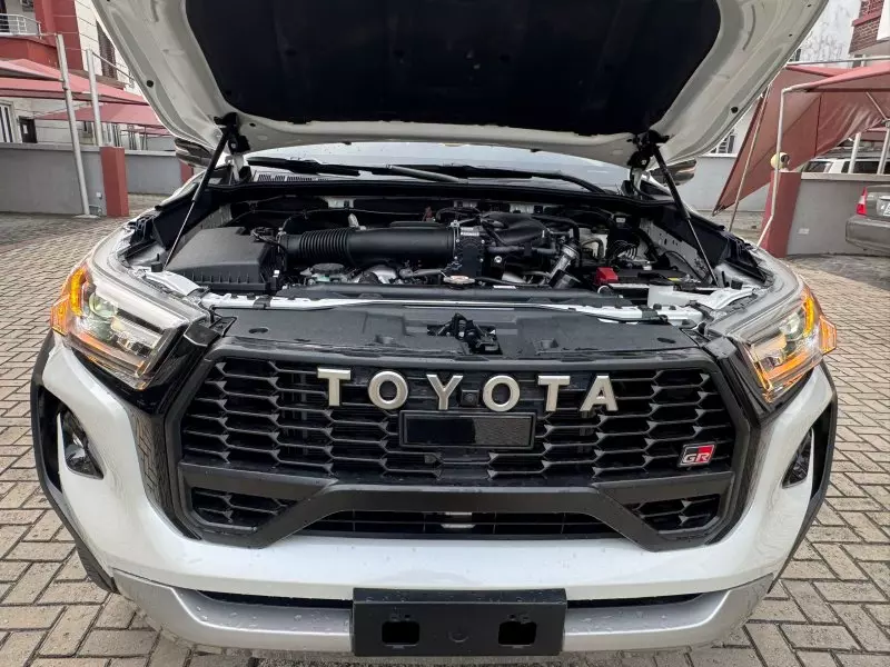 Toyota Hilux    - 2024