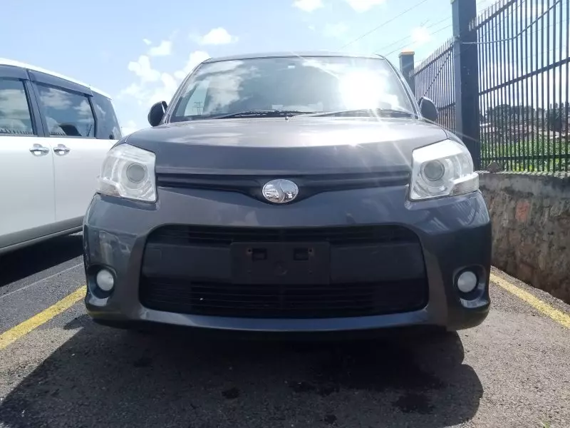 Toyota Sienta   - 2012