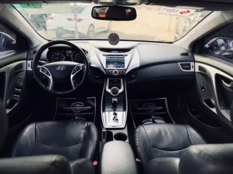 Hyundai Elantra   - 2011