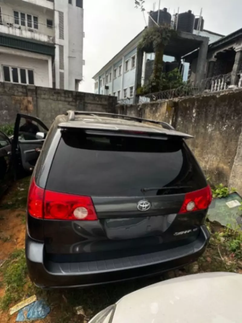 Toyota Sienna - 2009