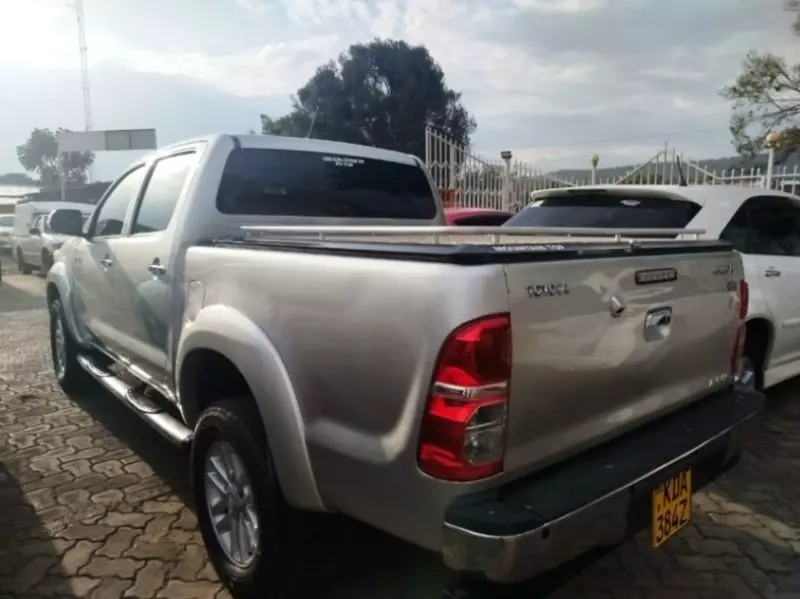 Toyota Hilux   - 2015