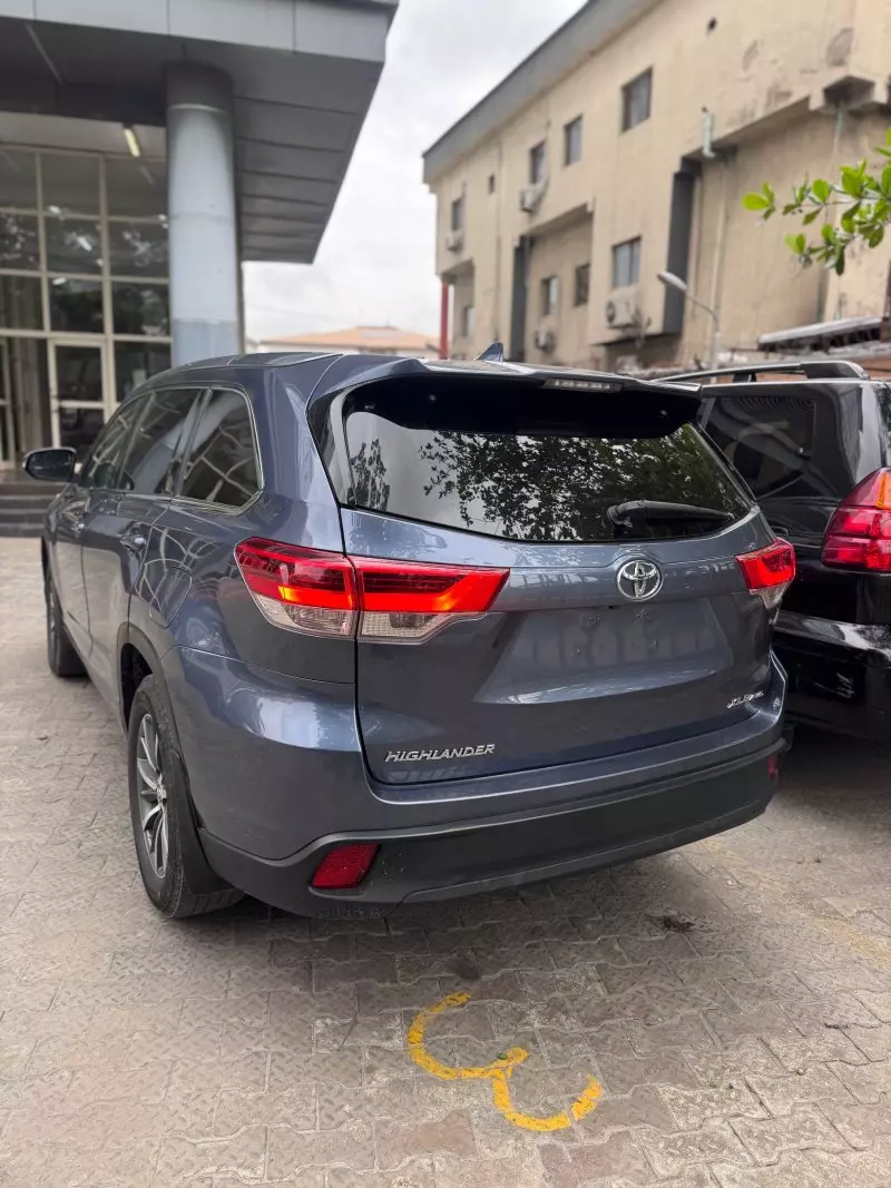 Toyota Highlander   - 2017
