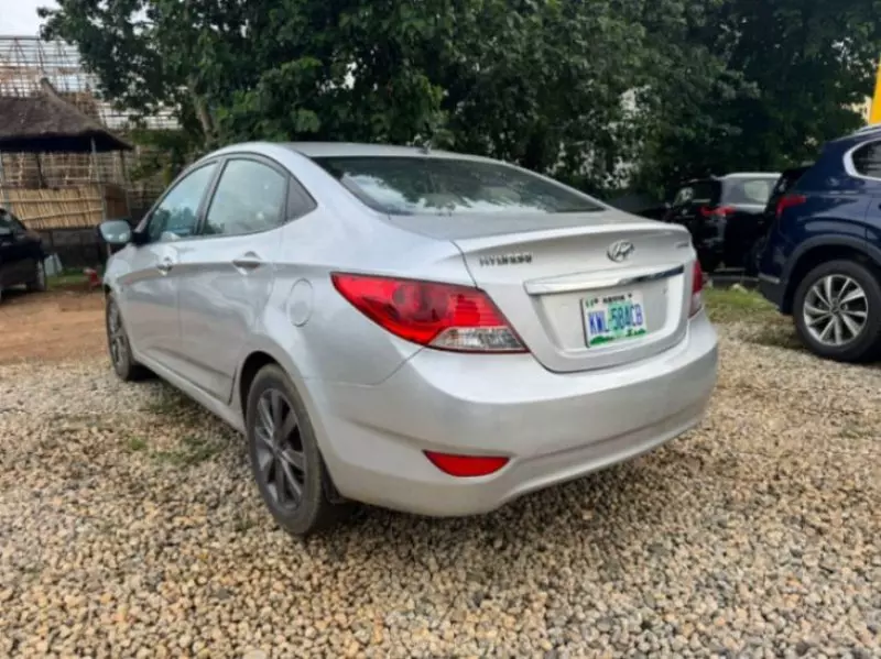 Hyundai Elantra   - 2013