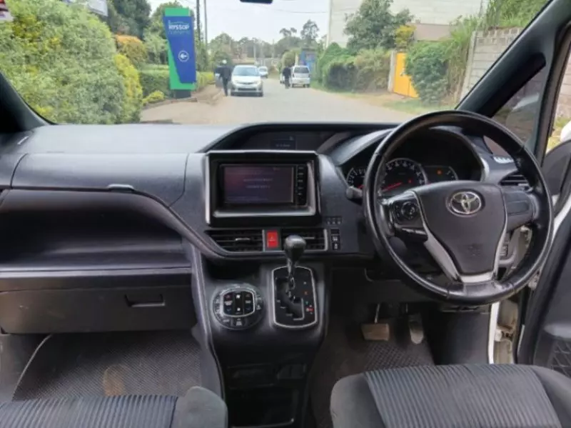 Toyota Voxy    - 2014