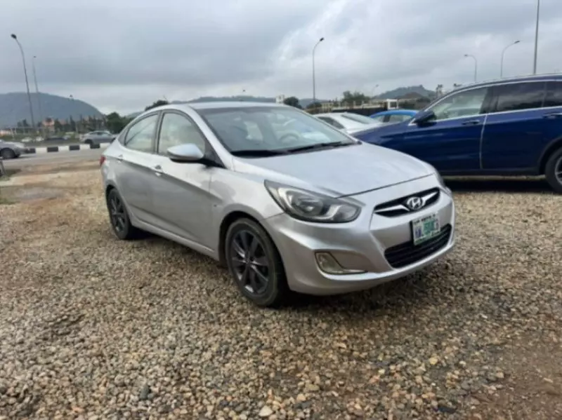 Hyundai Elantra   - 2013