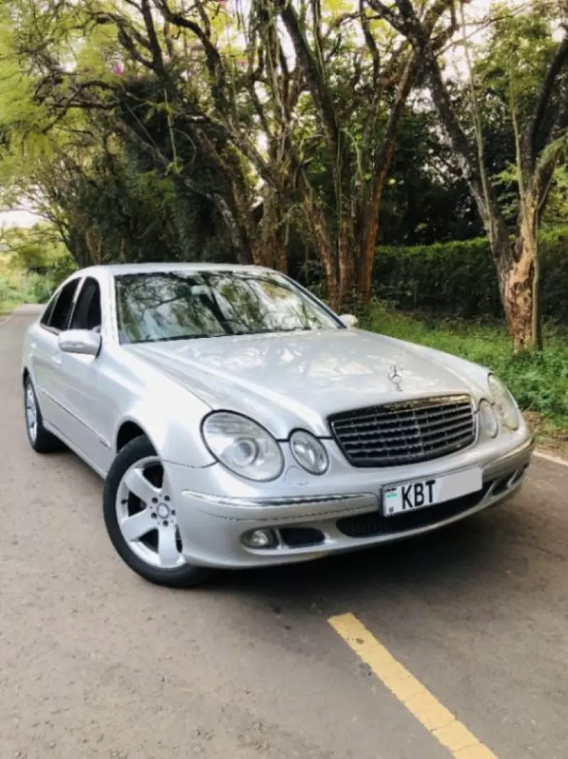 Mercedes-Benz E200   - 2005