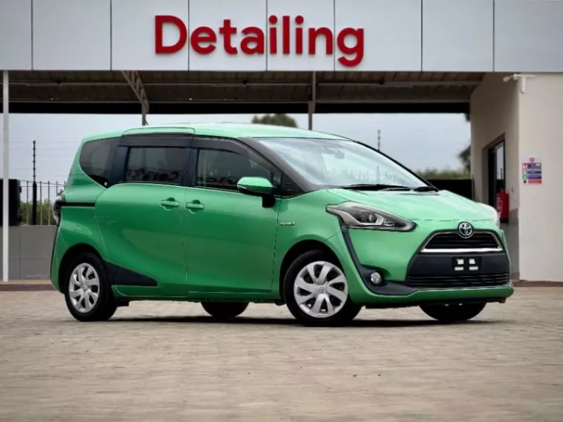 Toyota Sienta Hybrid    - 2017