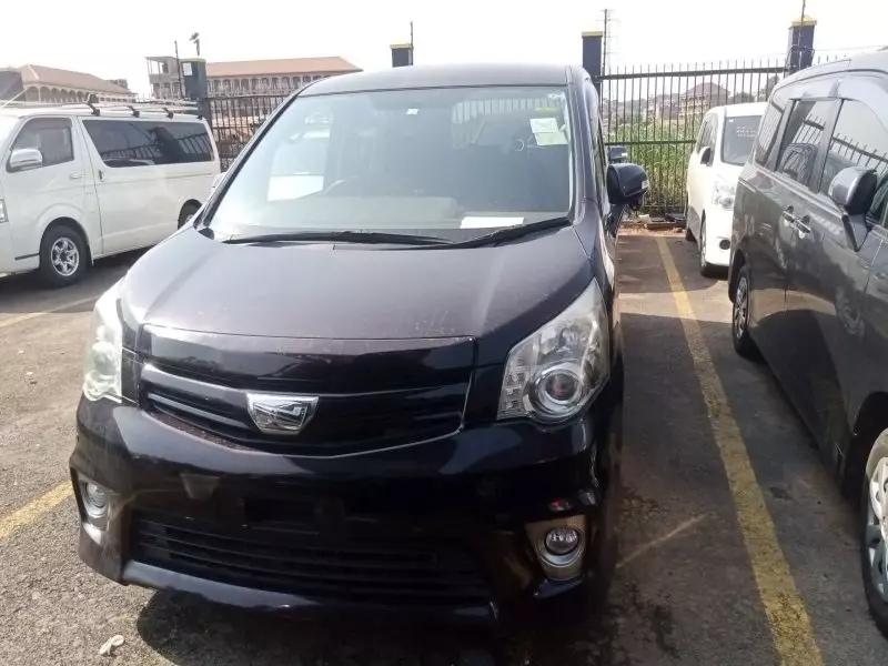 Toyota Noah   - 2012