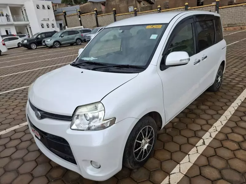 Toyota Sienta   - 2012