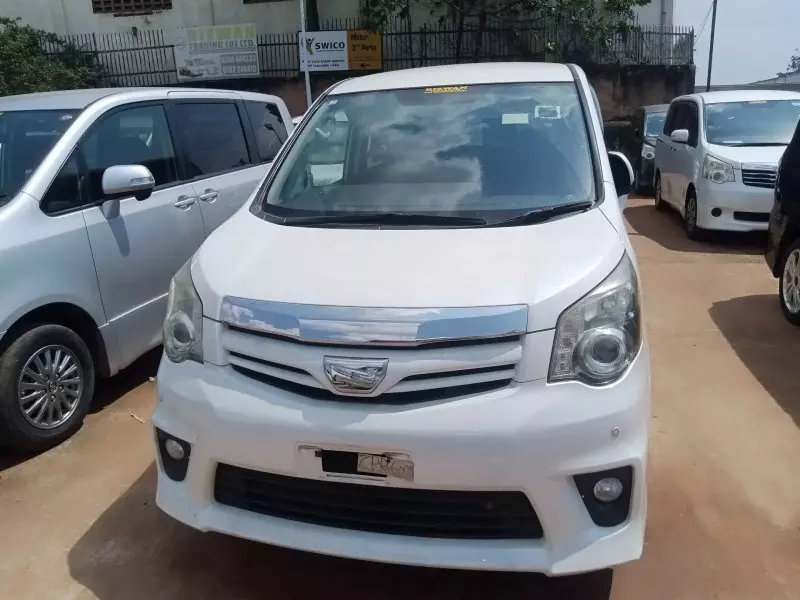 Toyota Noah   - 2012