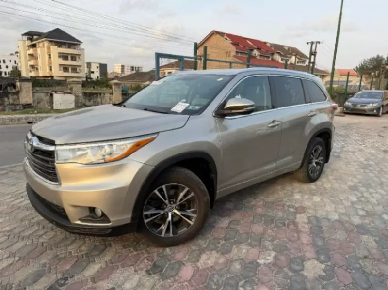 Toyota Highlander   - 2016