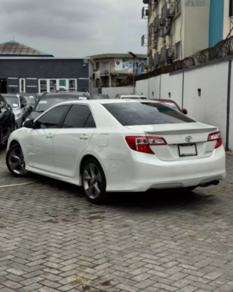 Toyota Camry   - 2014
