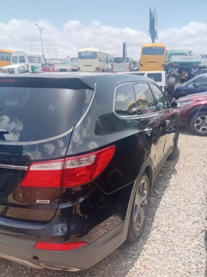 Hyundai Santa Fe   - 2013