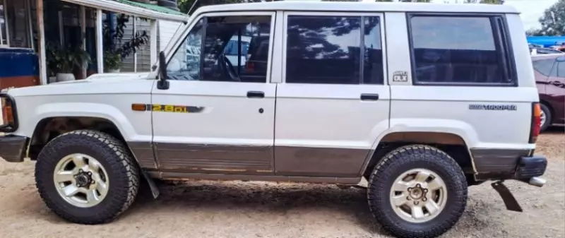 Isuzu Trooper   - 1990
