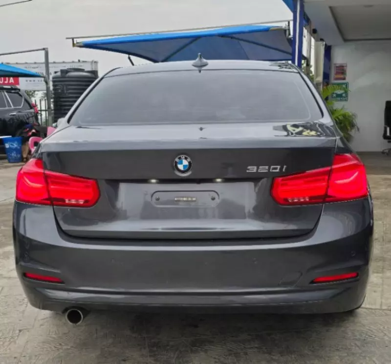 BMW 320i   - 2016
