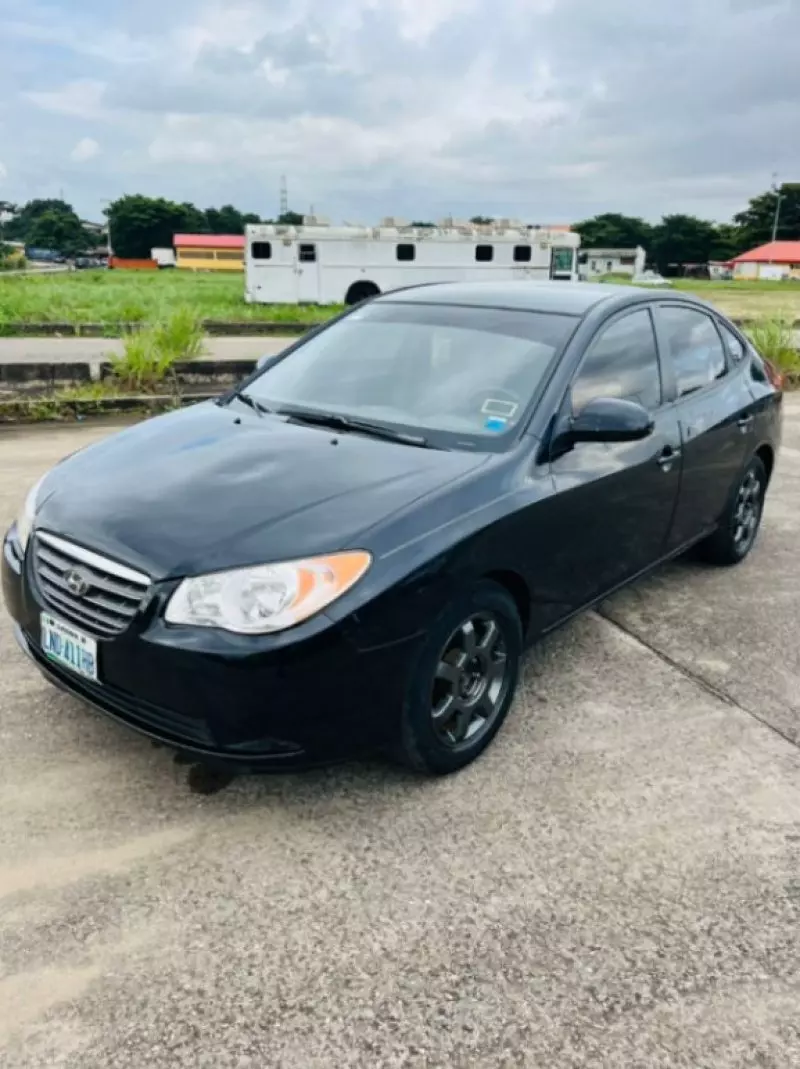 Hyundai Elantra   - 2011