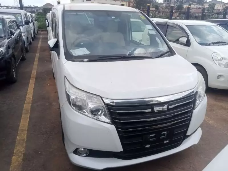 Toyota Noah   - 2014