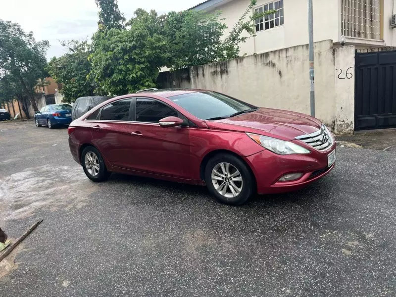 Hyundai Sonata   - 2011
