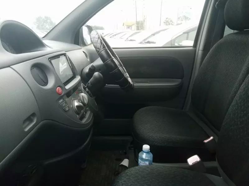 Toyota Sienta   - 2012