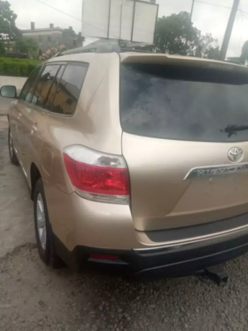 Toyota Highlander   - 2012