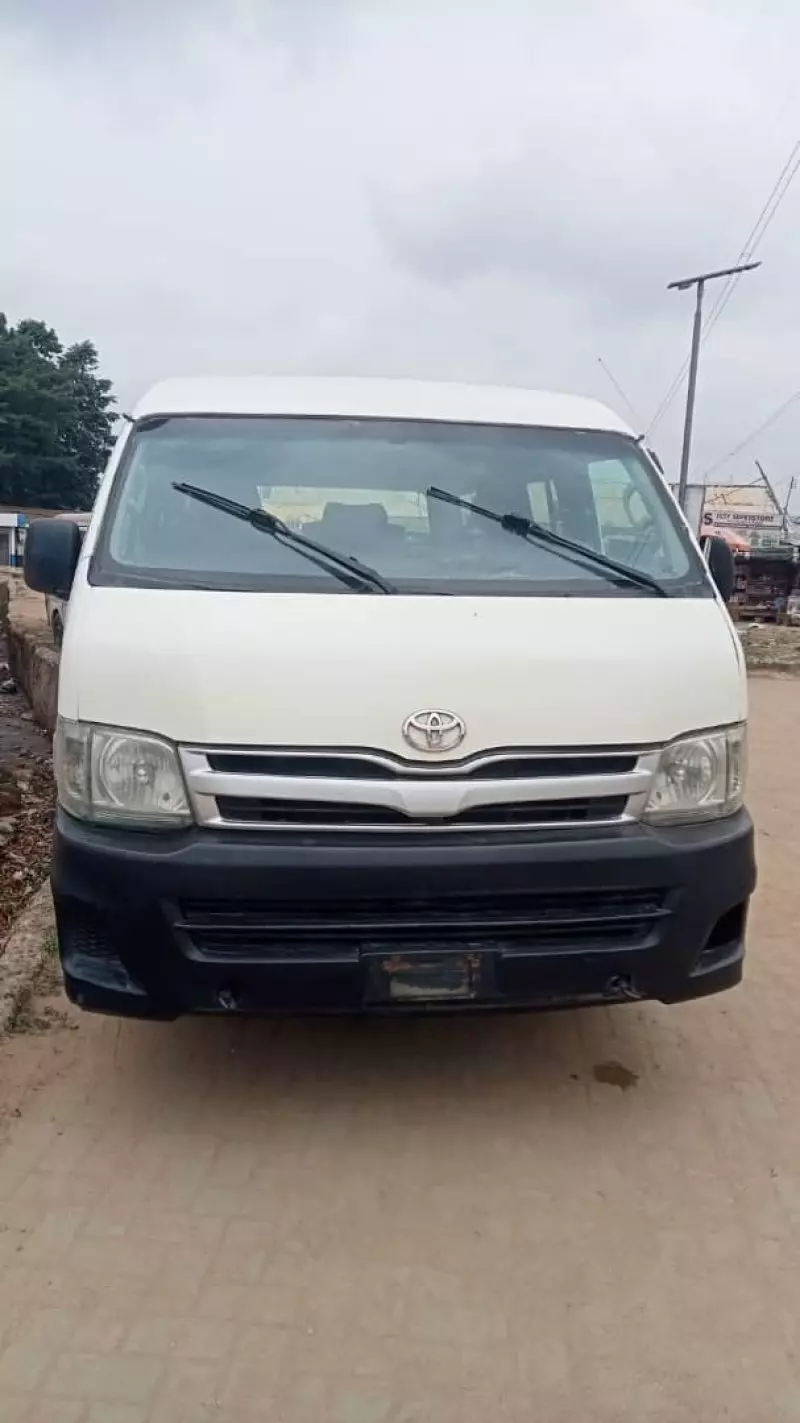 Toyota Hiace   - 2012