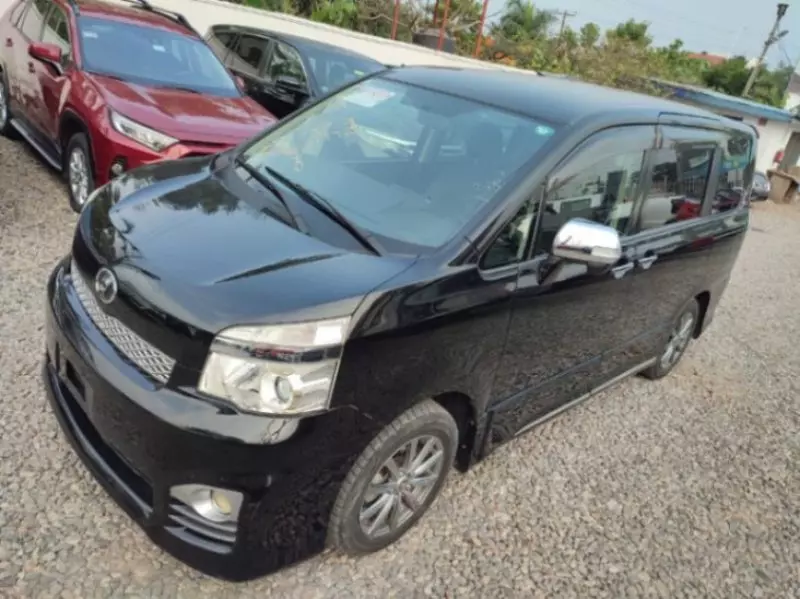 Toyota Voxy    - 2012