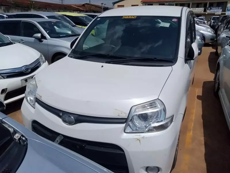 Toyota Sienta   - 2012