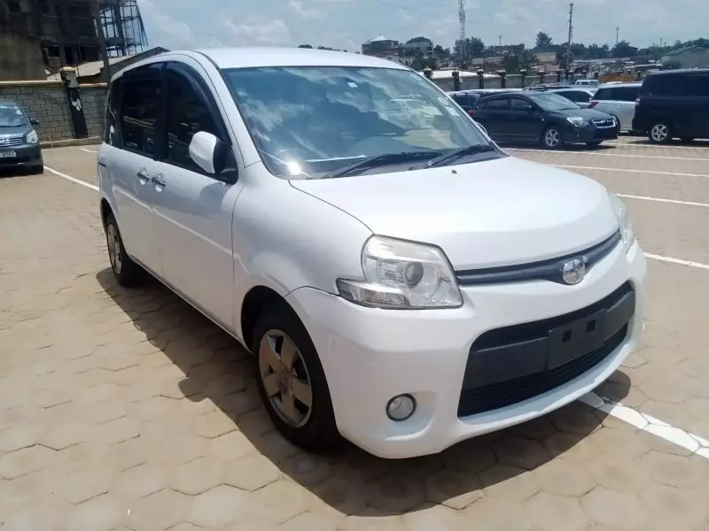 Toyota Sienta   - 2012