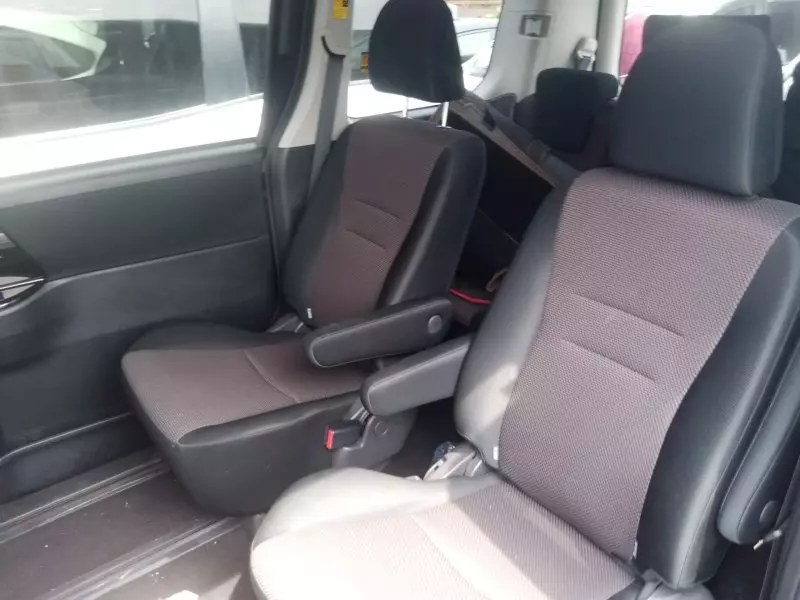 Toyota Noah   - 2013