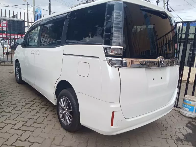 Toyota Voxy    - 2018