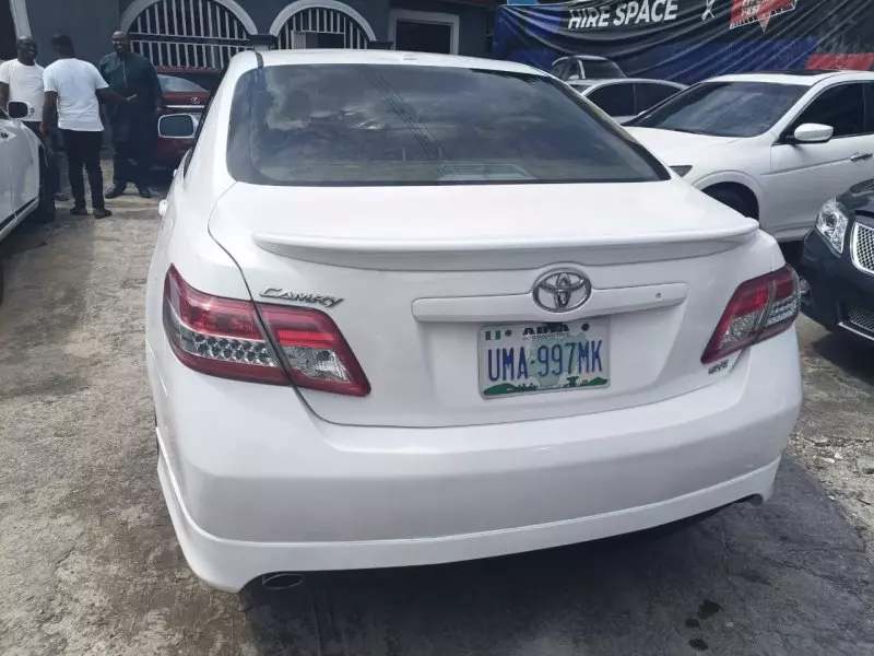 Toyota Camry   - 2011