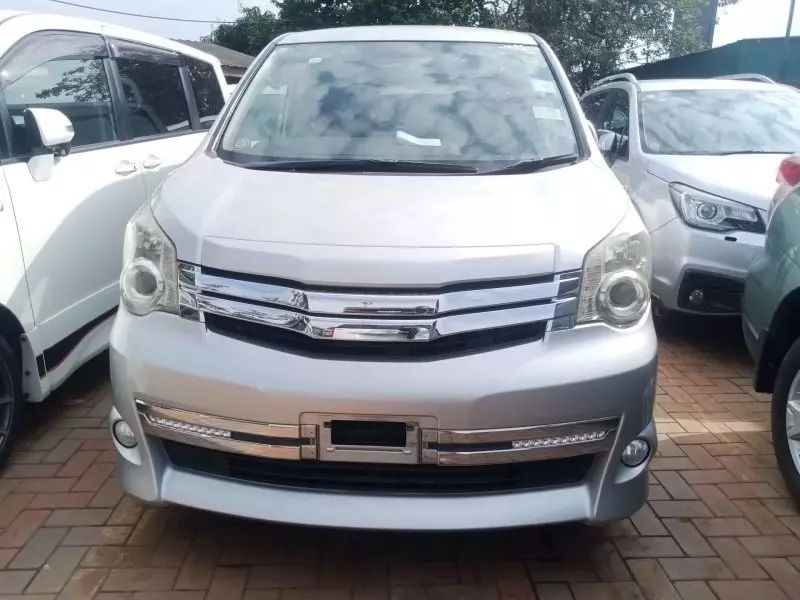 Toyota Noah   - 2012