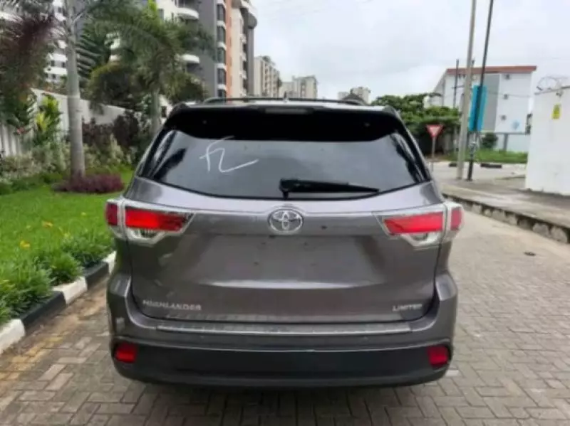 Toyota Highlander   - 2016