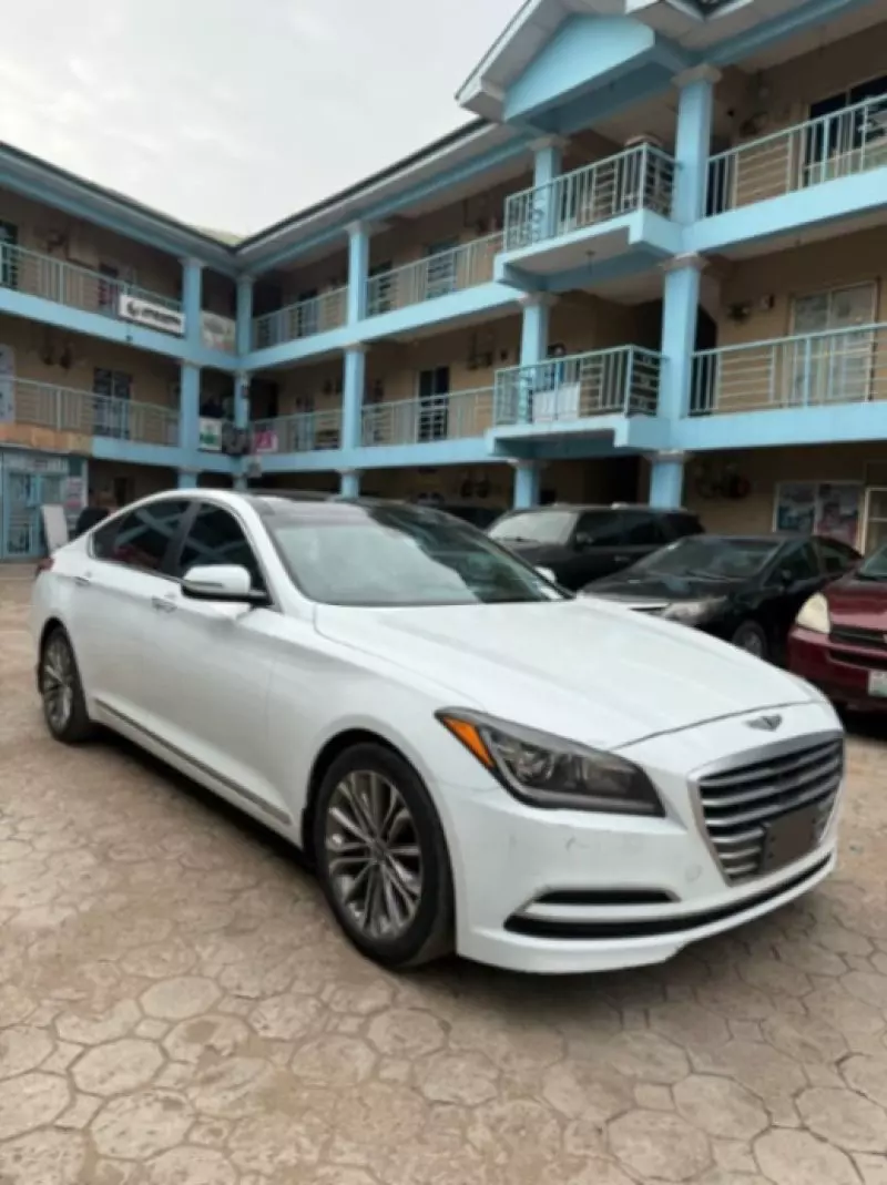 Hyundai Genesis - 2015