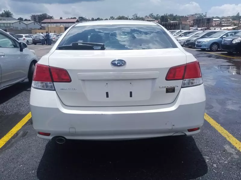 Subaru Legacy   - 2010