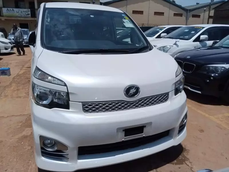 Toyota Noah   - 2012