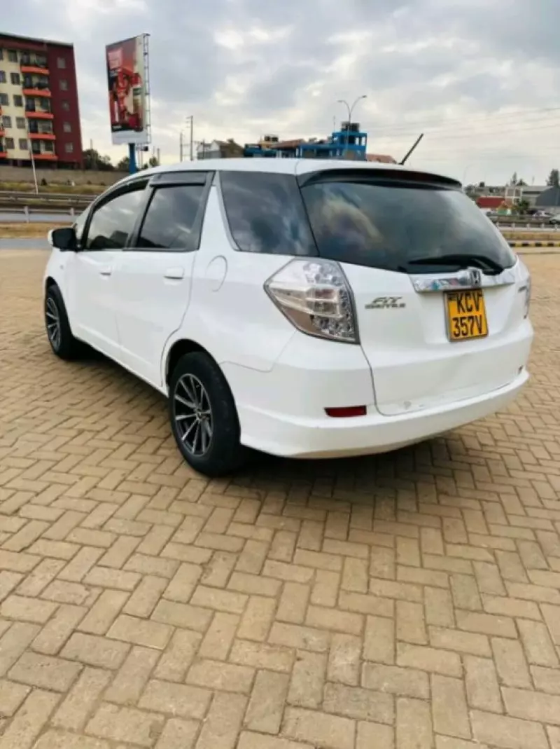 Honda Fit shuttle hybrid   - 2012