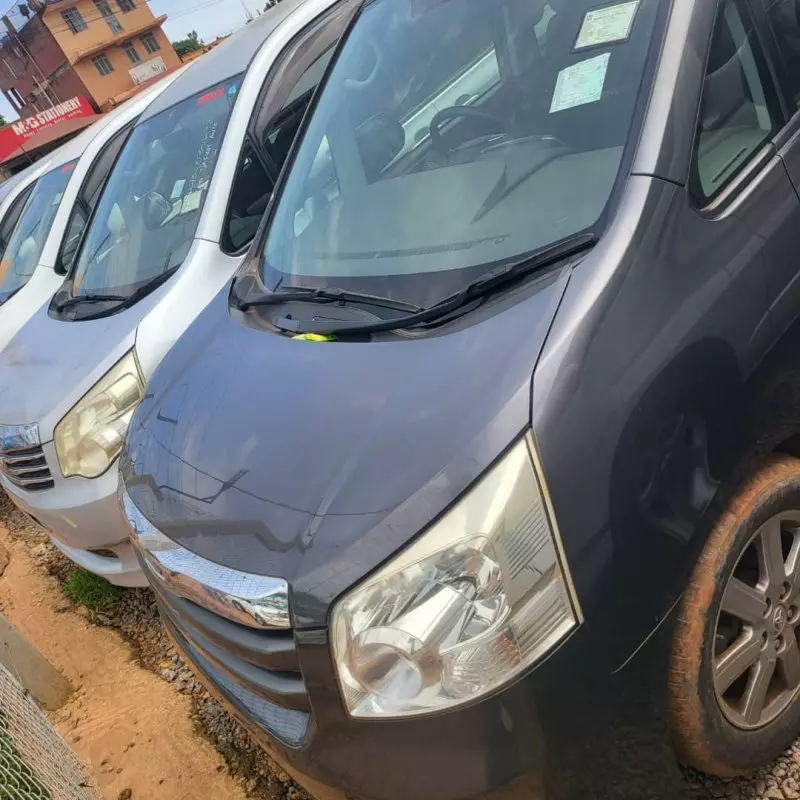 Toyota Noah   - 2009