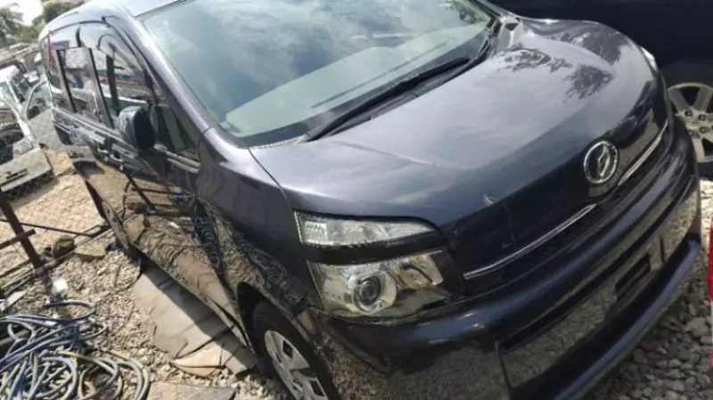 Toyota Voxy    - 2013