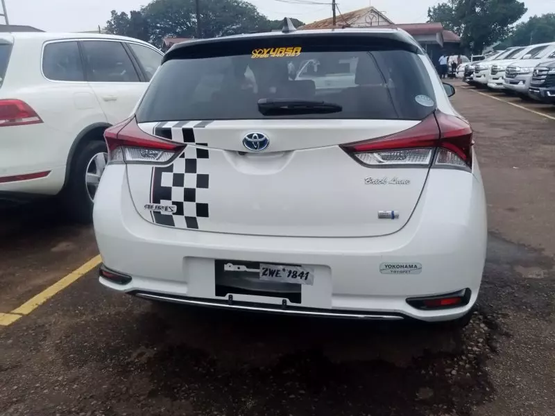 Toyota Auris Hybrid   - 2016