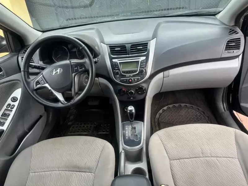 Hyundai Accent   - 2011